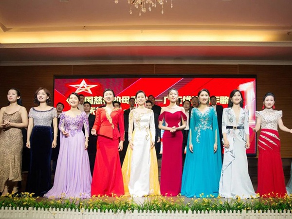 塞拉“声乐自动伴奏”钢琴，助力建军节